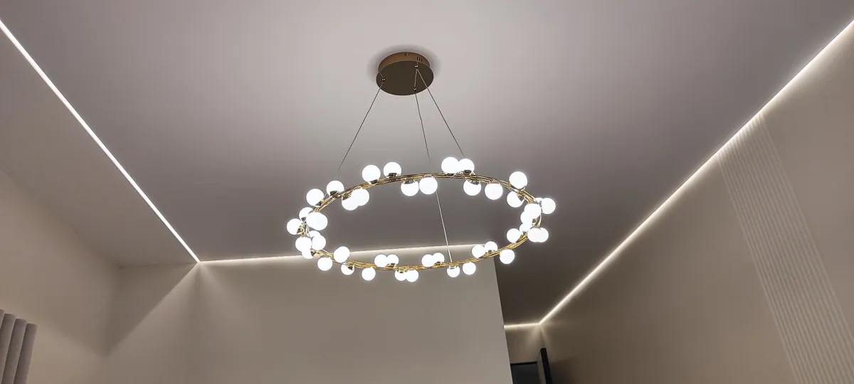 Уход за натяжным потолком — чем и как мыть полотно