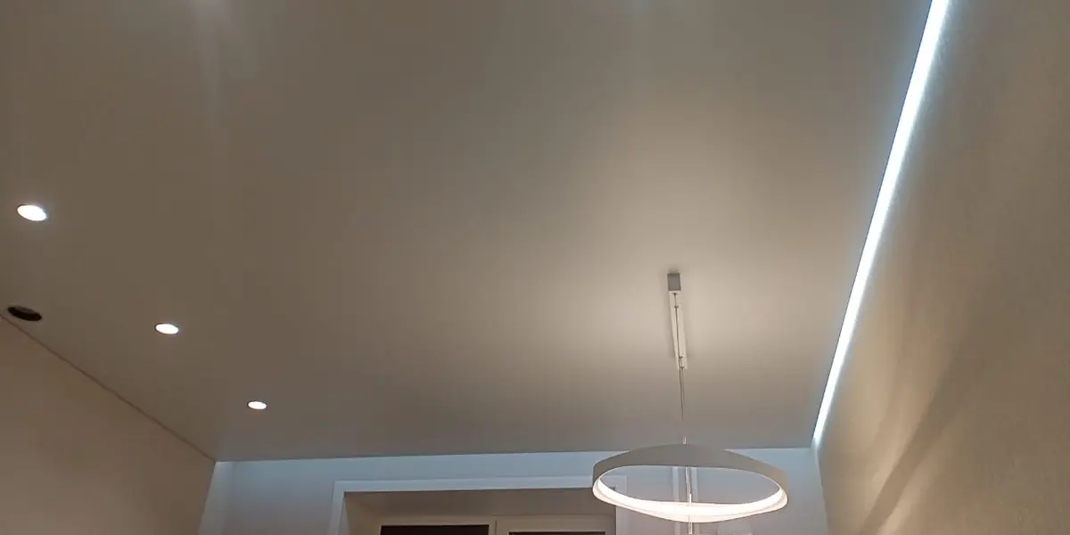 Контурная подсветка натяжного потолка с LED-лентой по периметру комнаты
