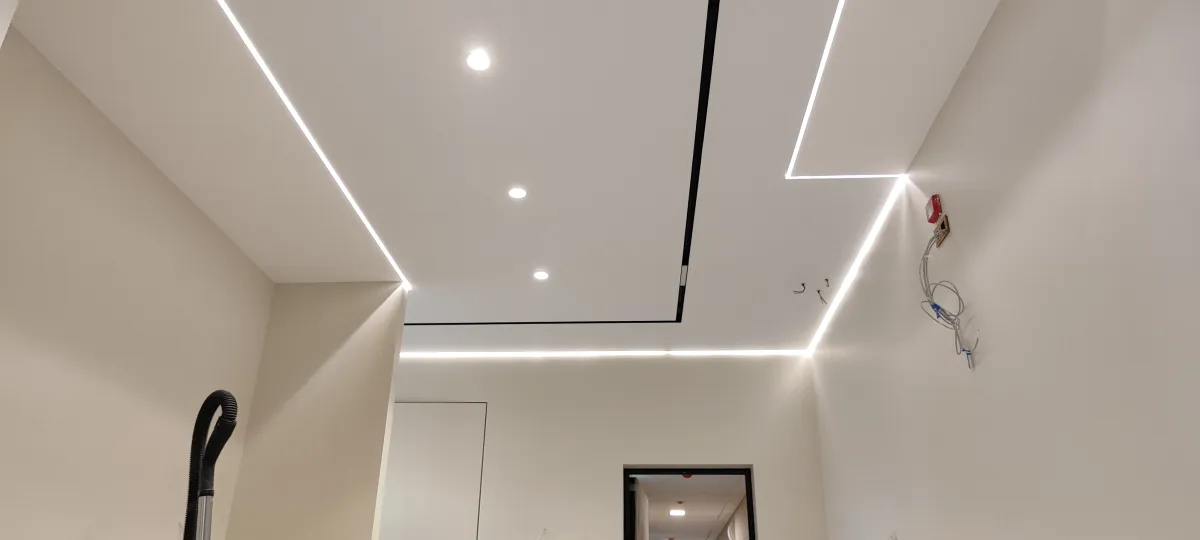 Монтаж натяжного потолка зимой в Иркутске — тепловая пушка прогревает помещение