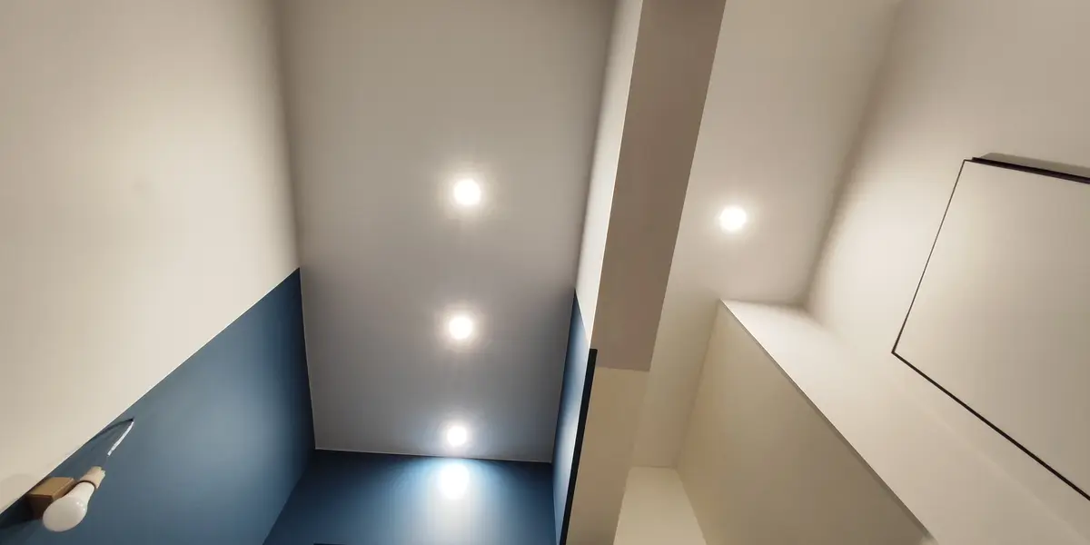 Натяжной потолок на утеплённом балконе — светлый интерьер с точечными светильниками