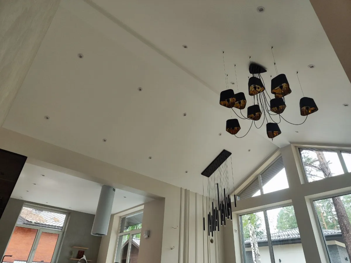 Натяжной потолок на даче — светлый тканевый потолок в загородном доме