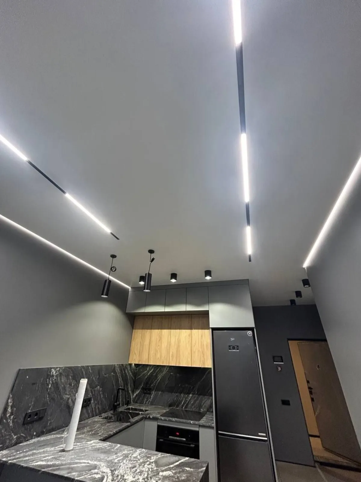 Натяжной потолок на кухне — глянцевое полотно в современном интерьере