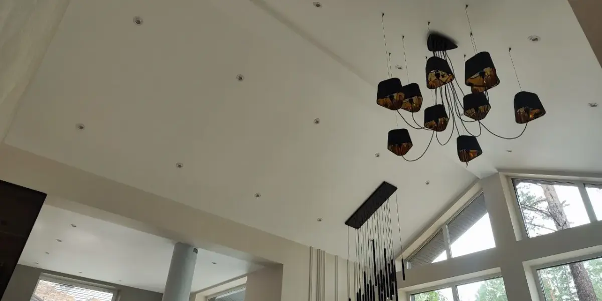 Натяжной потолок в деревянном доме из бруса — монтаж профиля и готовый результат