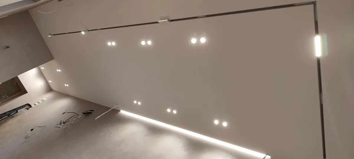 Натяжной потолок в прихожей — глянцевый потолок с точечными светильниками в узком коридоре