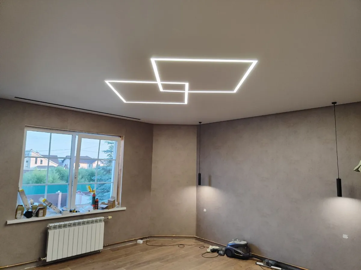 Натяжной потолок в спальне — уютный интерьер с мягким освещением