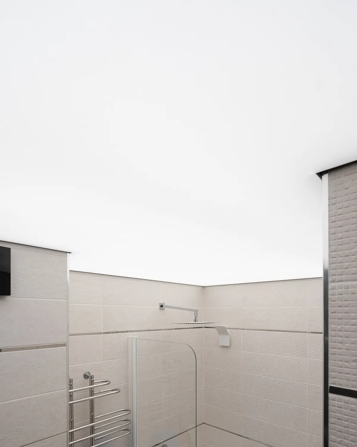 Натяжной потолок в ванной комнате с точечным освещением