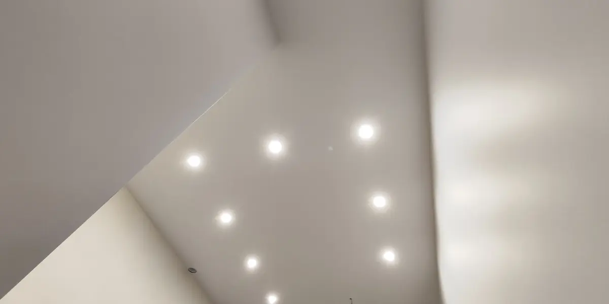 Натяжной потолок в детской комнате — гипоаллергенная отделка для ребёнка