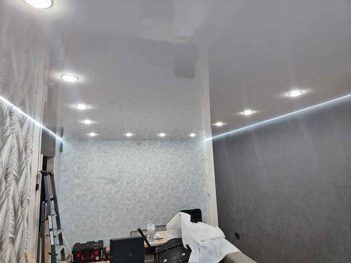 Порядок ремонта — натяжной потолок или обои: что делать сначала