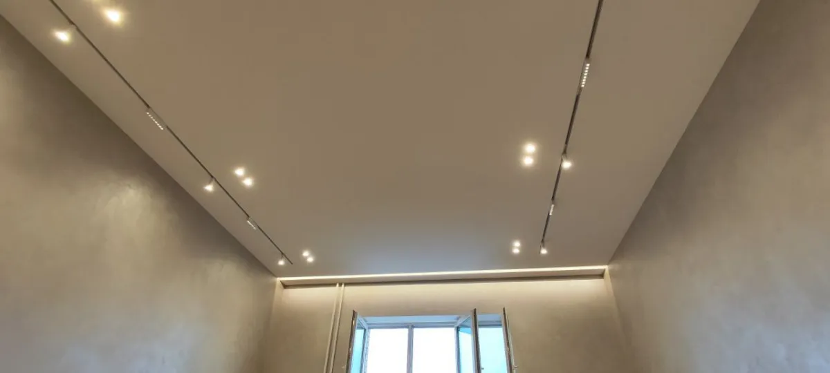 Скрытый карниз в натяжном потолке — шторы выходят прямо из потолка