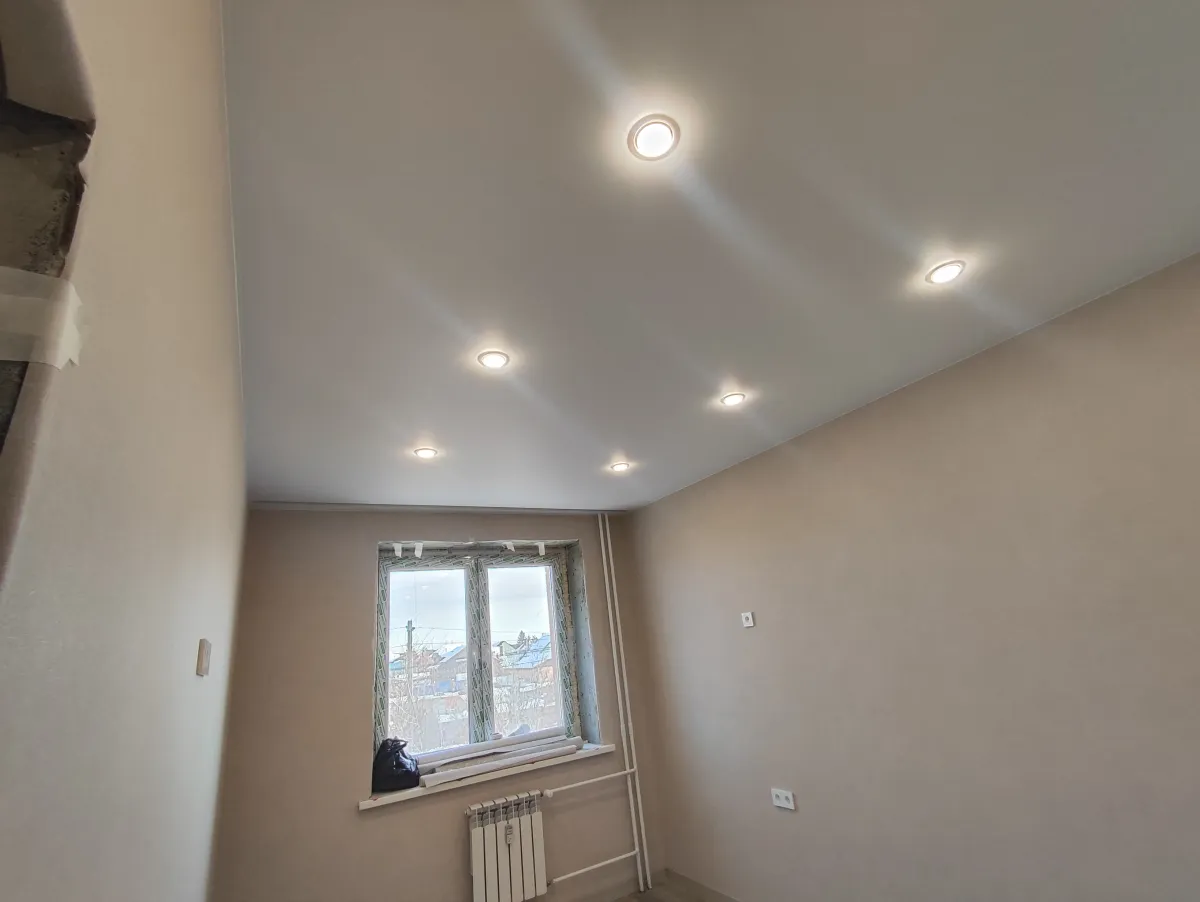 Натяжной потолок в интерьере — долговечная отделка для квартиры в Иркутске