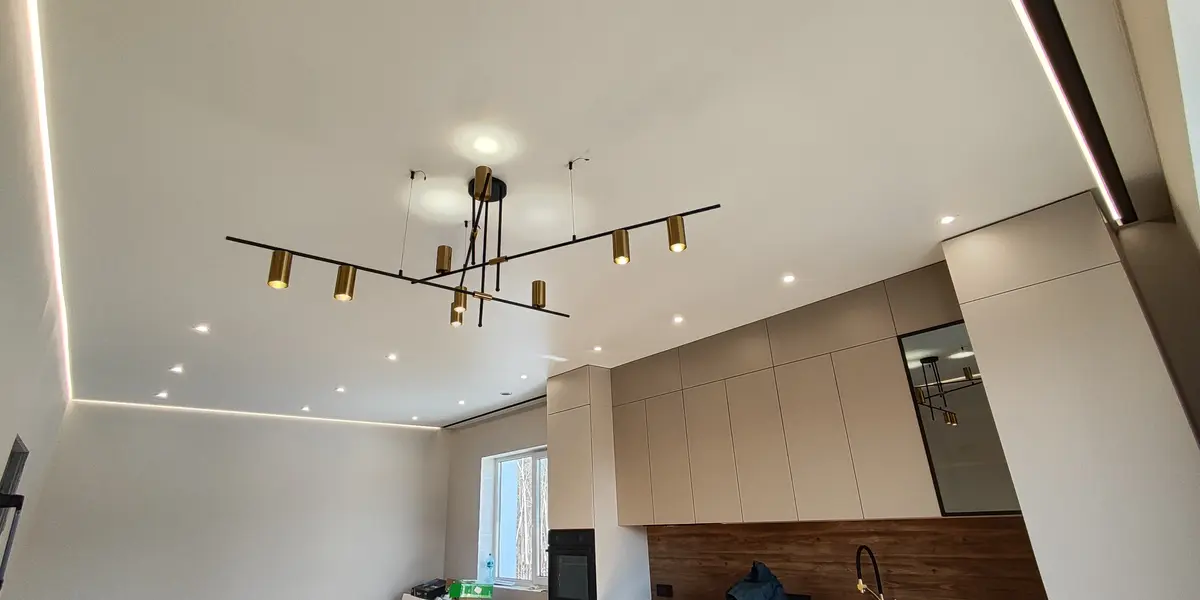 Цены на натяжные потолки в Иркутске — таблица стоимости по типам полотен 2026