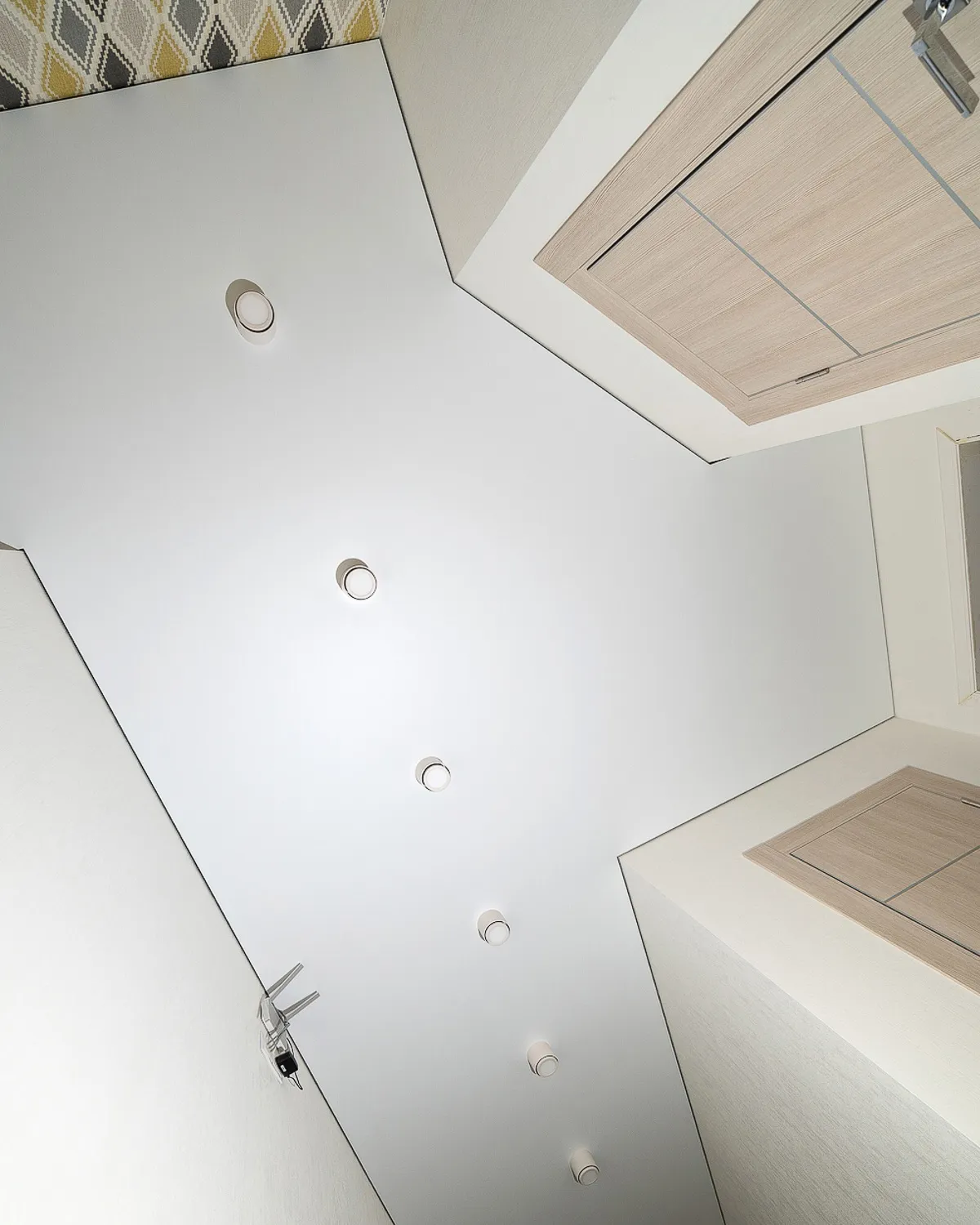 Теневой натяжной потолок — теневой профиль и эффект парения