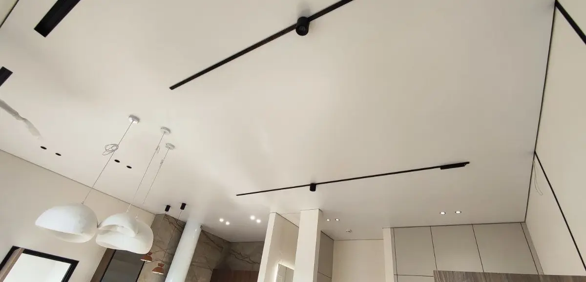 Сравнение тканевого и ПВХ натяжного потолка в интерьере