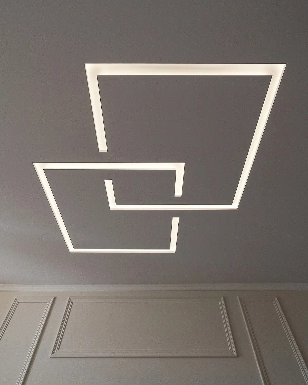 Тренды натяжных потолков 2026 — световые линии и природные оттенки