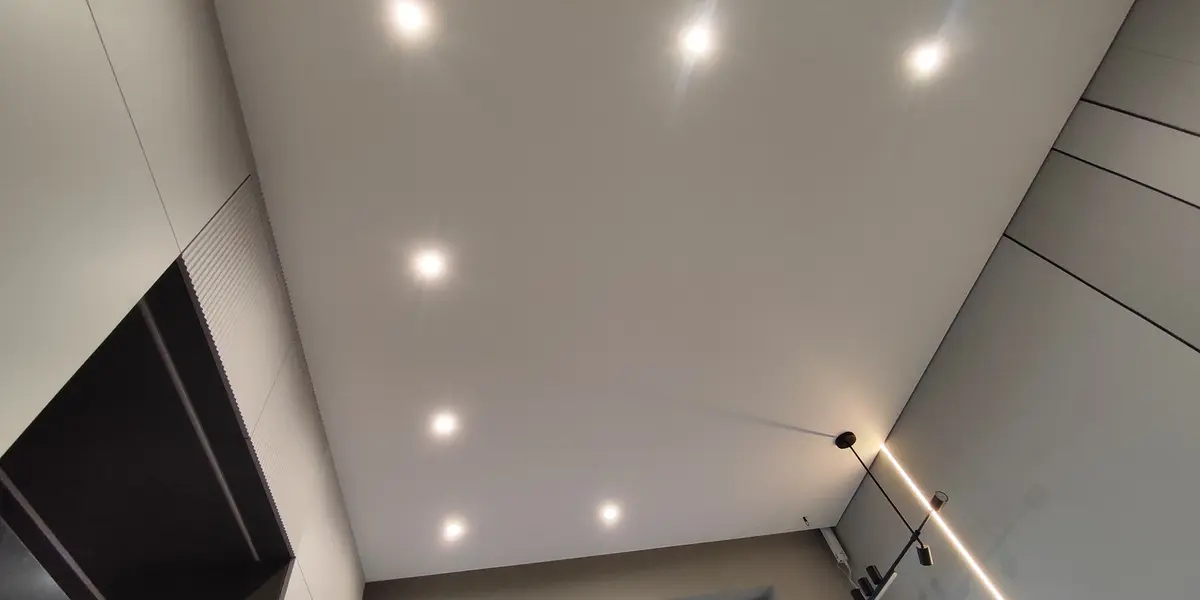 Натяжной потолок в жилой комнате — безопасность и экологичность материалов