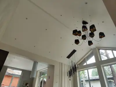 Натяжной потолок на даче — светлый тканевый потолок в загородном доме