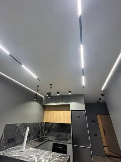 Натяжной потолок на кухне — глянцевое полотно в современном интерьере