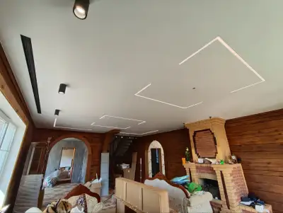 Натяжной потолок в гостиной — стильный дизайн с LED-подсветкой