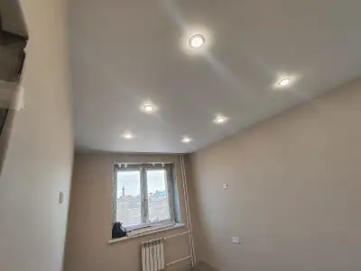Натяжной потолок в новостройке — установка в современной квартире