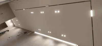 Натяжной потолок в прихожей — глянцевый потолок с точечными светильниками в узком коридоре