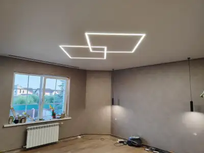 Натяжной потолок в спальне — уютный интерьер с мягким освещением