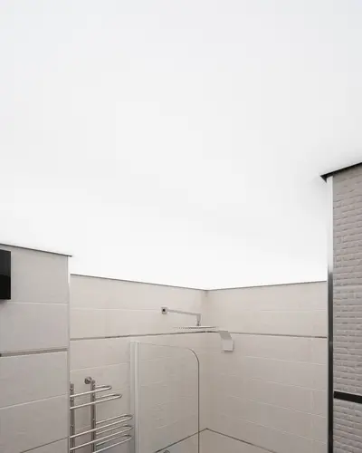 Натяжной потолок в ванной комнате с точечным освещением