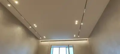 Скрытый карниз в натяжном потолке — шторы выходят прямо из потолка