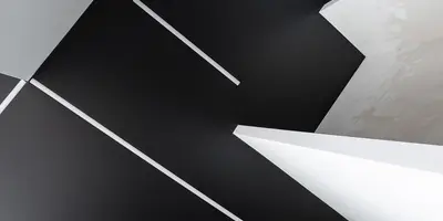 Цветной натяжной потолок в интерьере — пастельные и тёмные оттенки