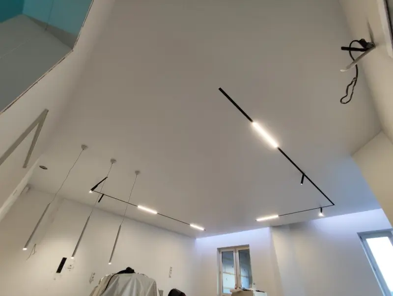 Натяжной потолок с трековым освещением — после монтажа