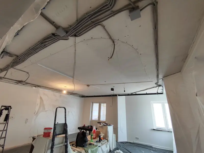 Потолок до монтажа — электропроводка в гофрах