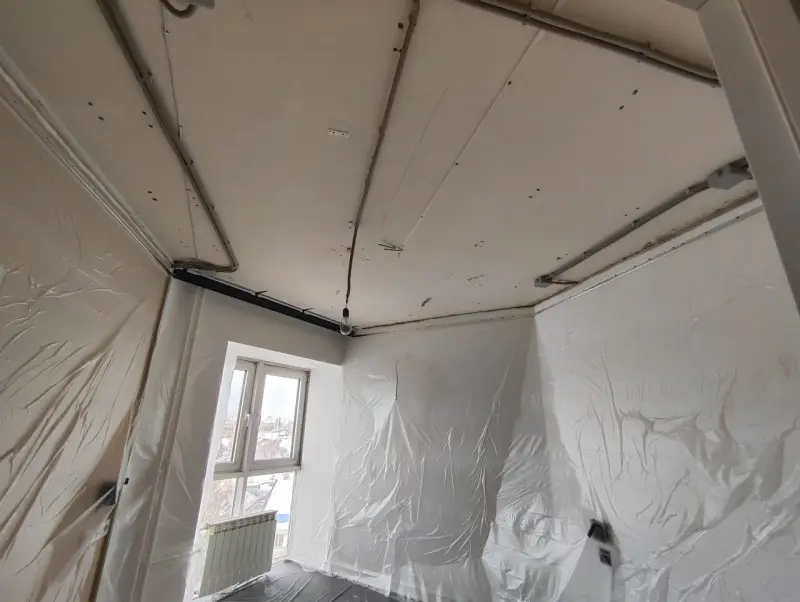 Потолок в спальне до монтажа — проводка в гофрах