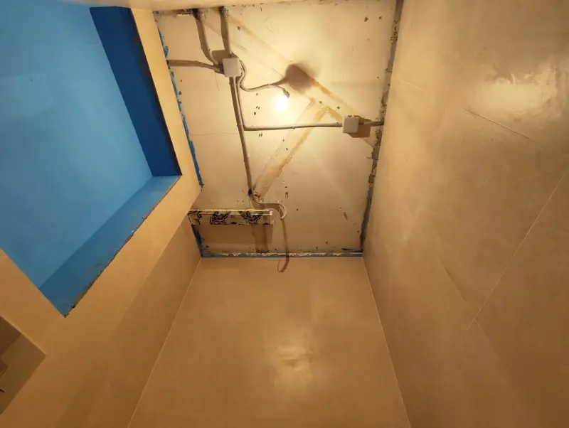 Потолок в санузле до монтажа — открытая проводка