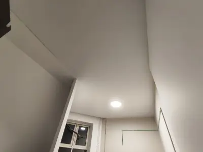 Готовый натяжной потолок с освещением на Байкальской