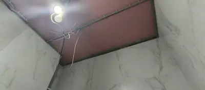Санузел до монтажа — базовый потолок из гипсокартона и временная лампочка на проводе