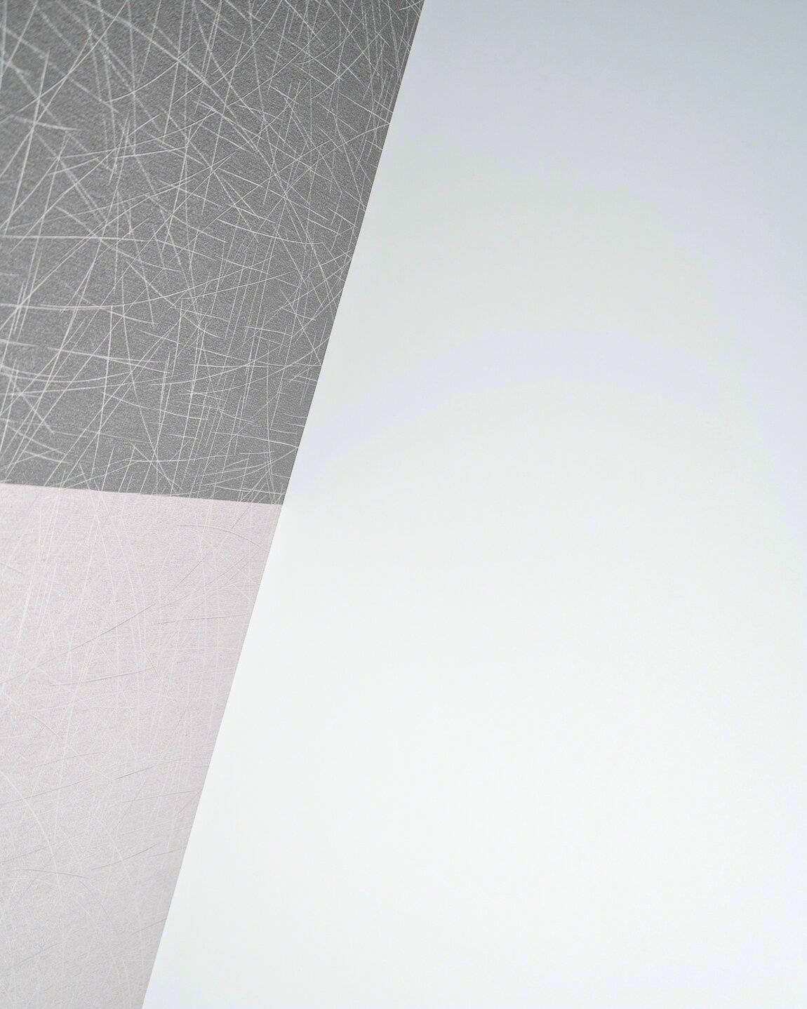 Идеально ровный бесщелевой стык натяжного потолка и стены — деталь крупным планом