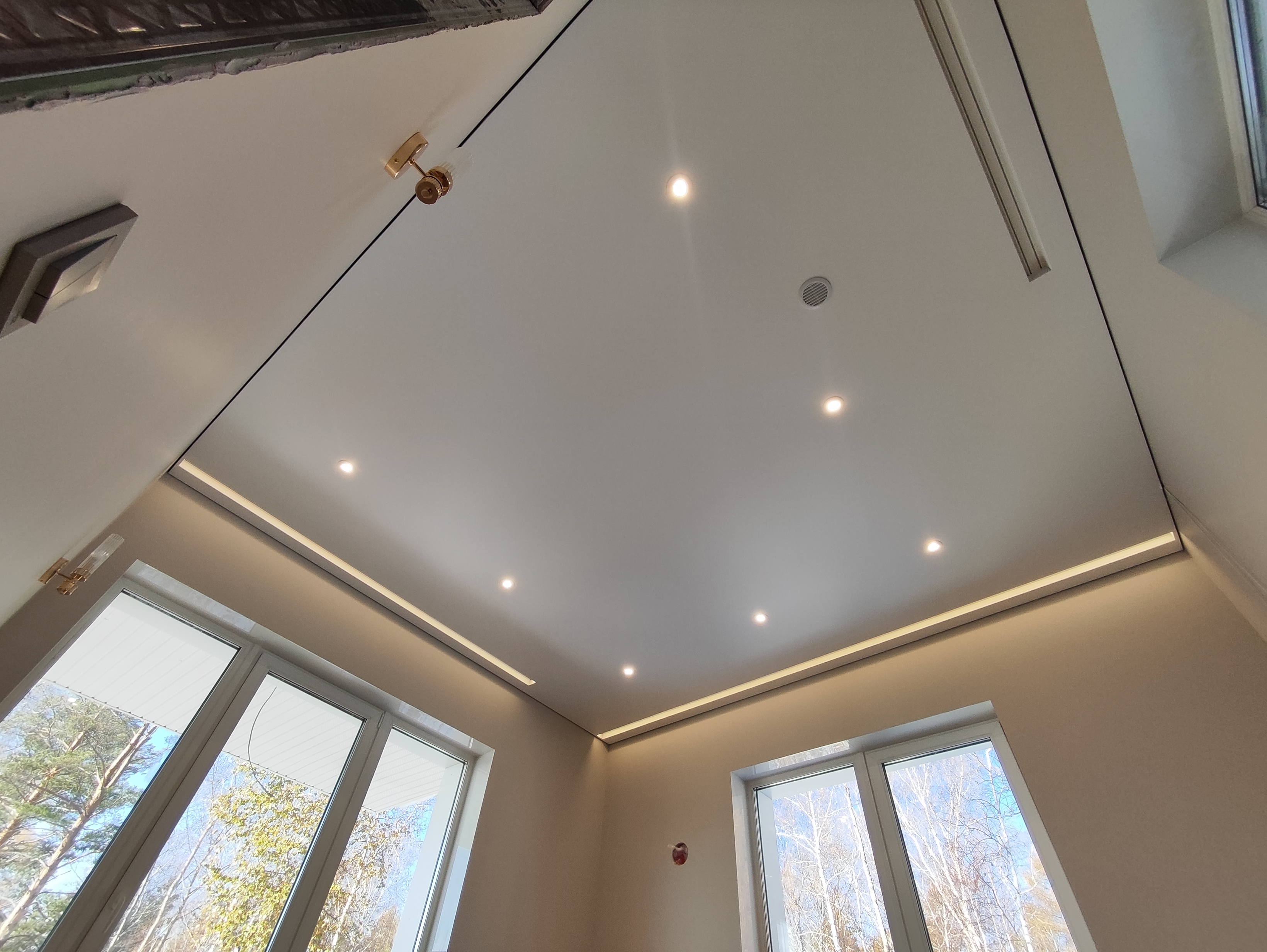 Установка карниза в натяжной потолок — ниша для штор