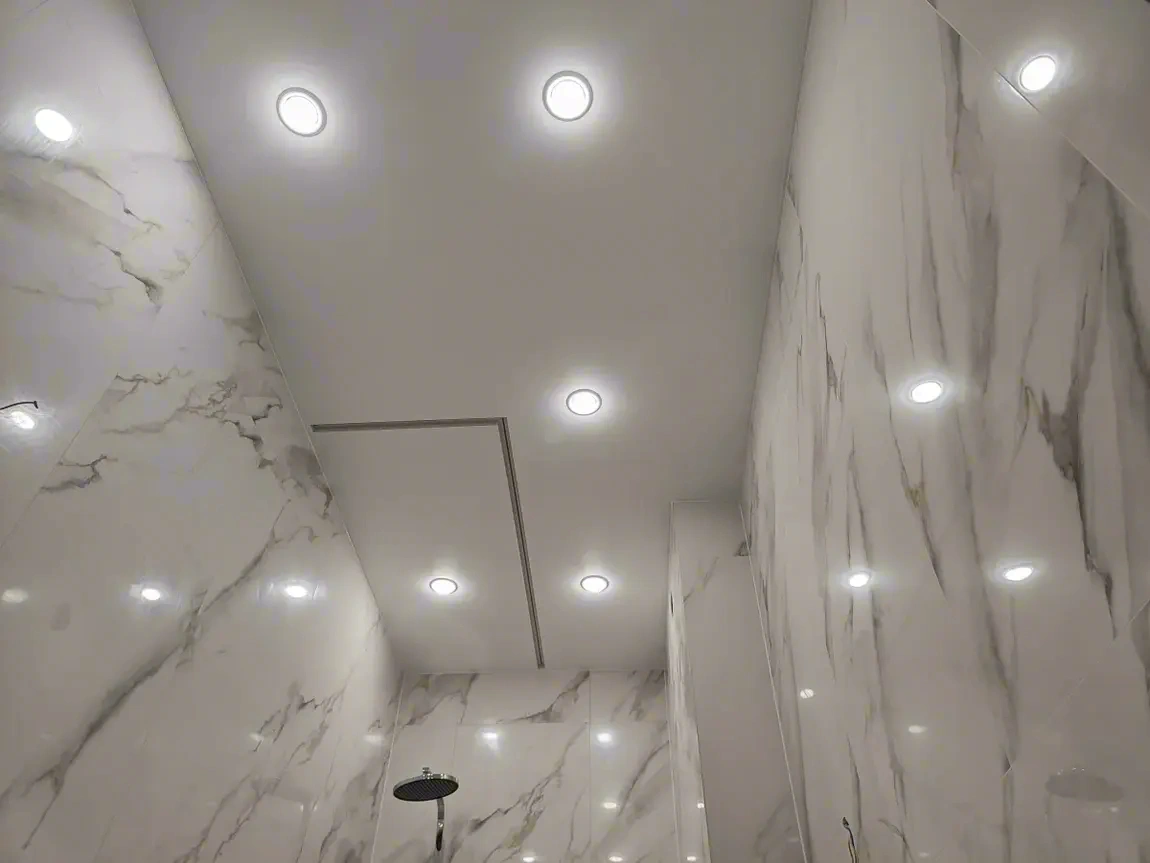 Натяжной потолок со скрытым карнизом для штор — фото