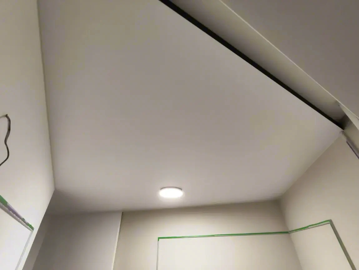 Ниша для скрытого карниза в натяжном потолке — фото