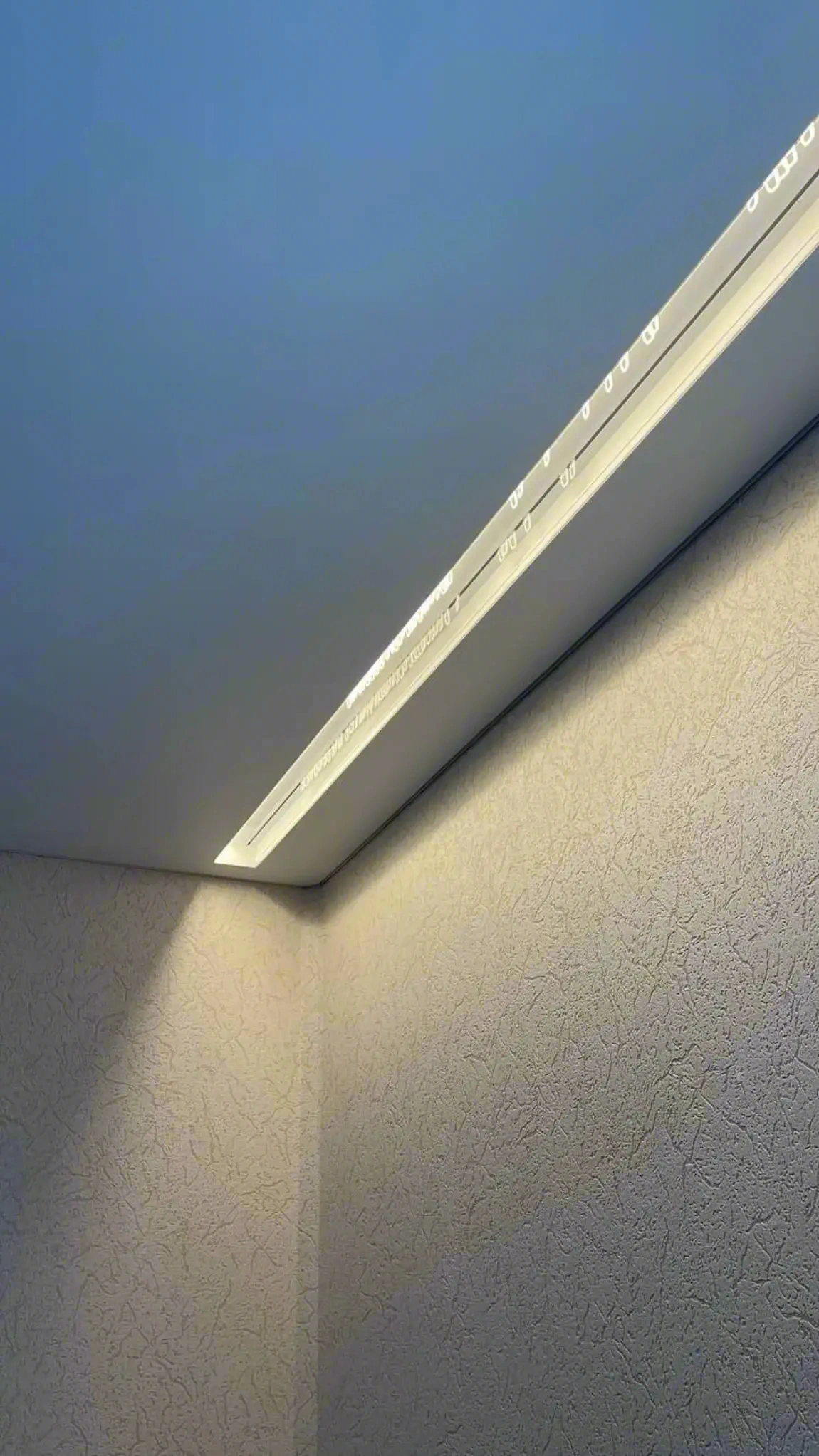 Электрокарниз в натяжном потолке — установка в Иркутске