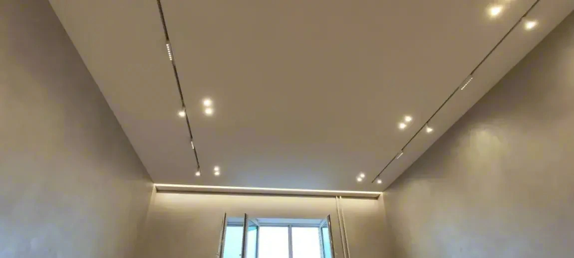 Натяжной потолок со скрытым карнизом для штор — фото