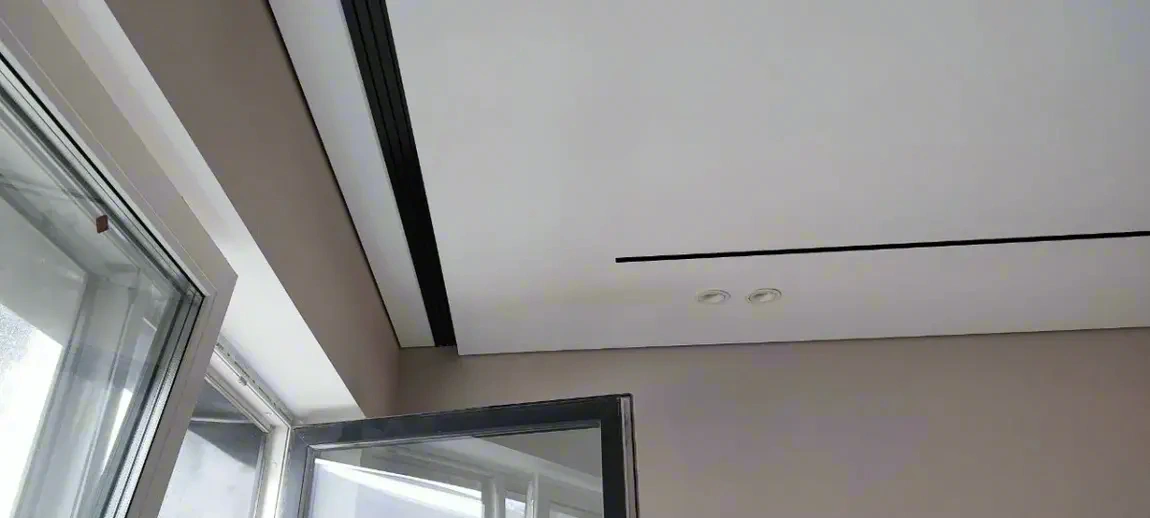 Ниша для скрытого карниза в натяжном потолке — фото