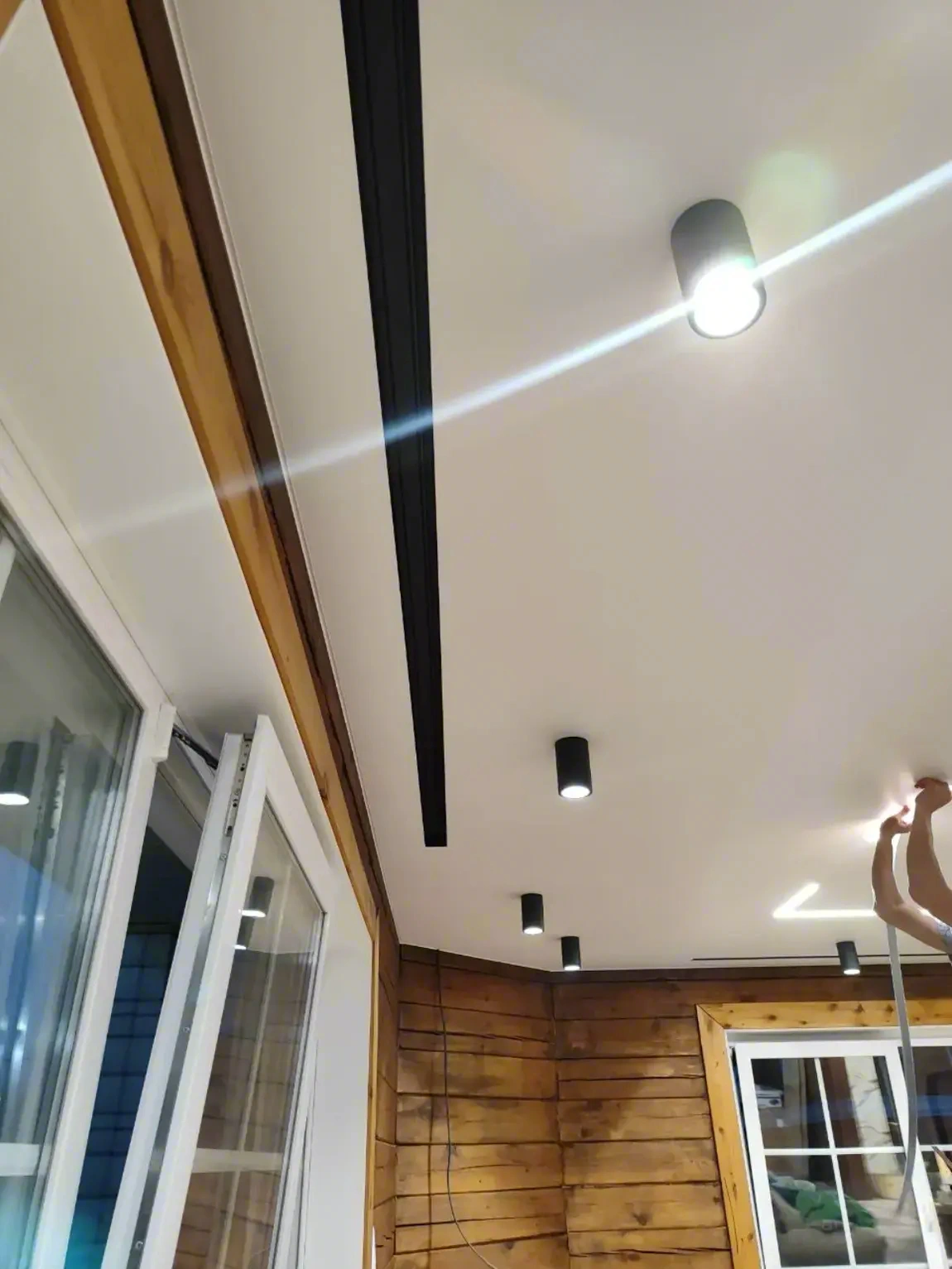 Электрокарниз в натяжном потолке — установка в Иркутске