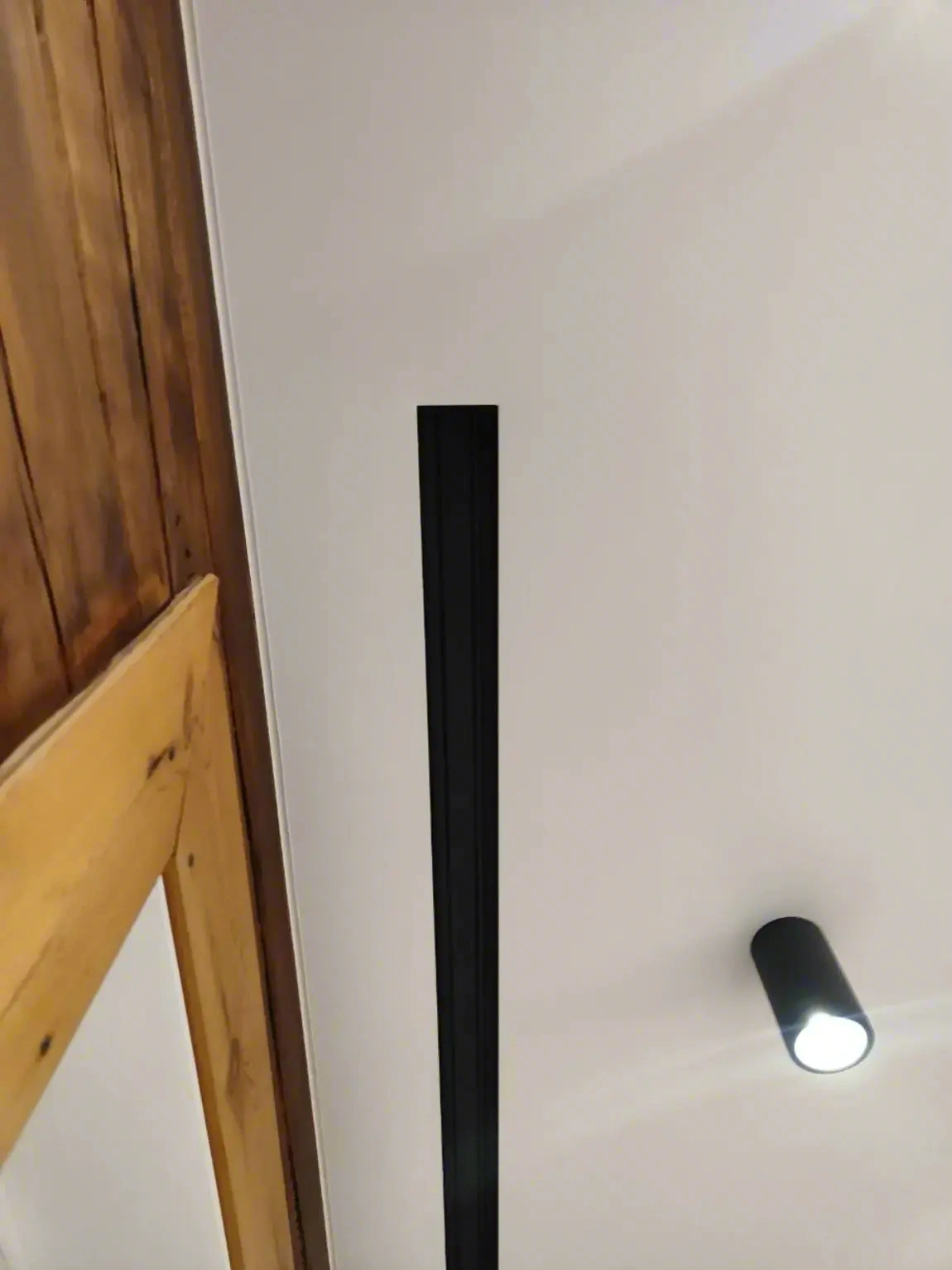 Натяжной потолок со скрытым карнизом для штор — фото