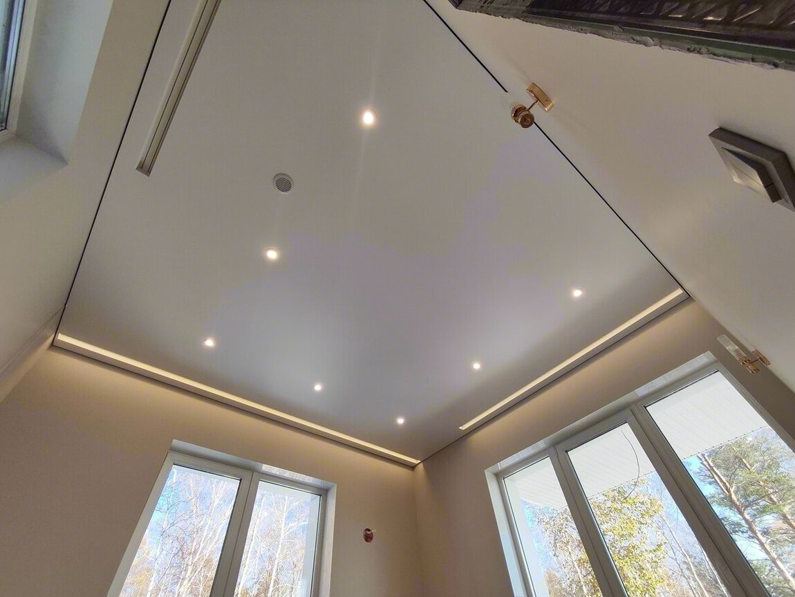 Ниша для скрытого карниза в натяжном потолке — штора уходит прямо в потолок