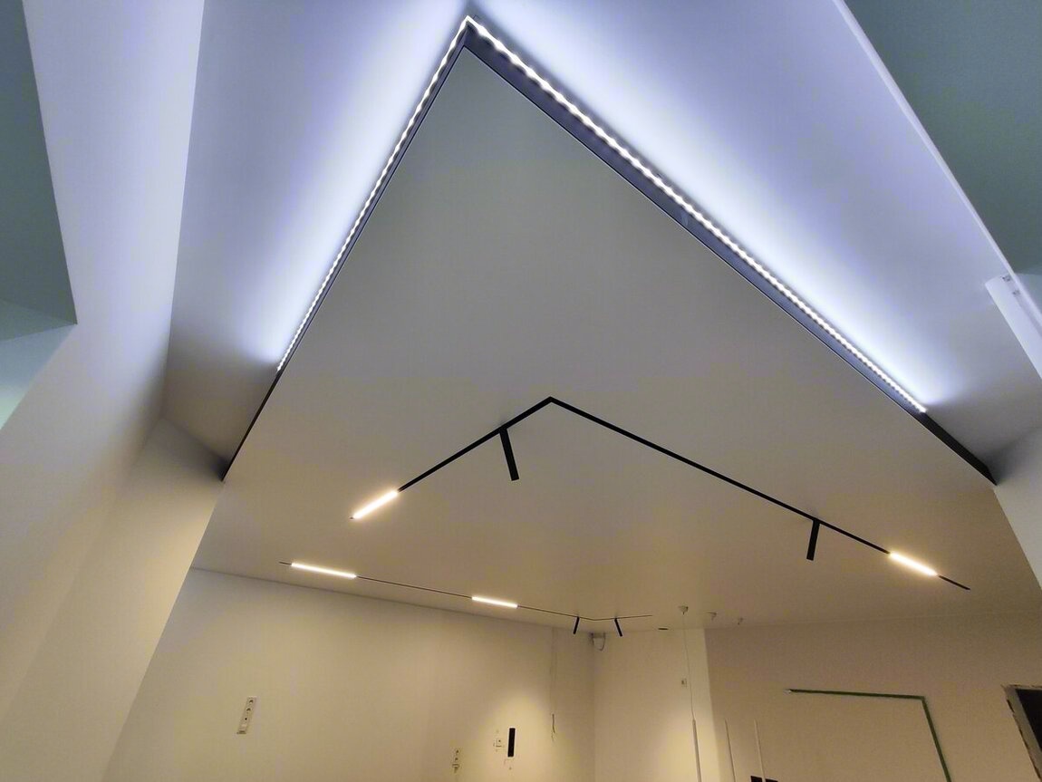 Двухуровневый натяжной потолок с LED-подсветкой и трековыми светильниками