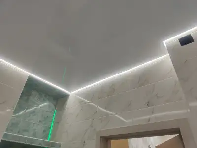 Глянцевый натяжной потолок — пример работы 2