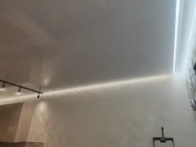 Глянцевый натяжной потолок