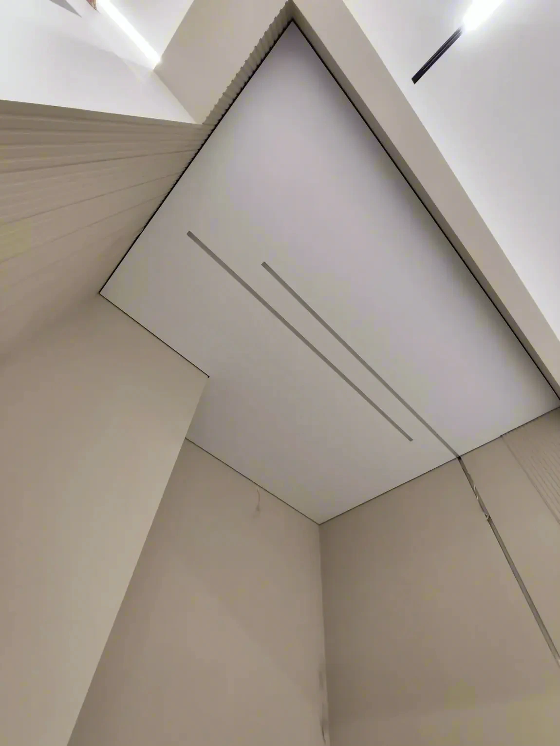 Белый матовый натяжной потолок — фото установки