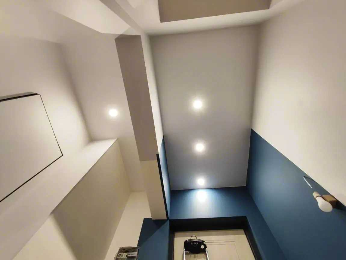 Матовый потолок с точечными светильниками — Иркутск