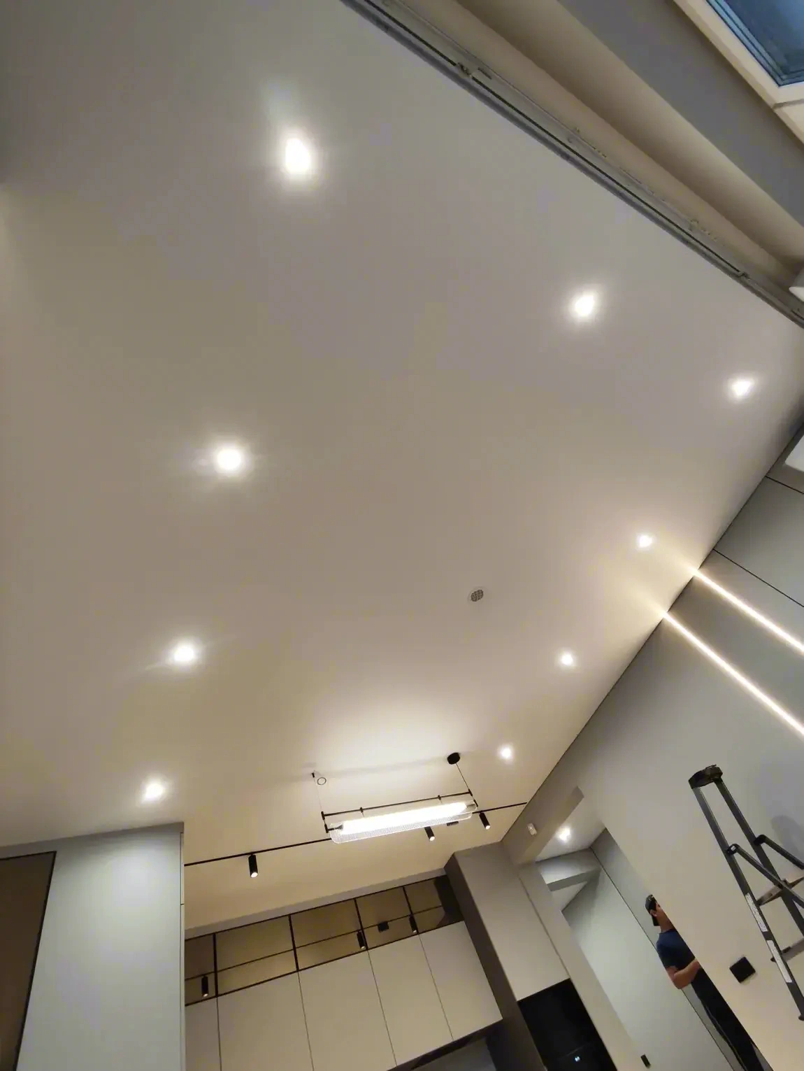 Белый матовый натяжной потолок — фото установки